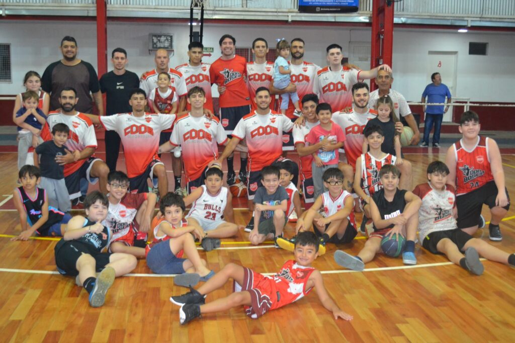 Regatas reaccionó en el momento justo, no perdonó y abrió la serie a domicilio